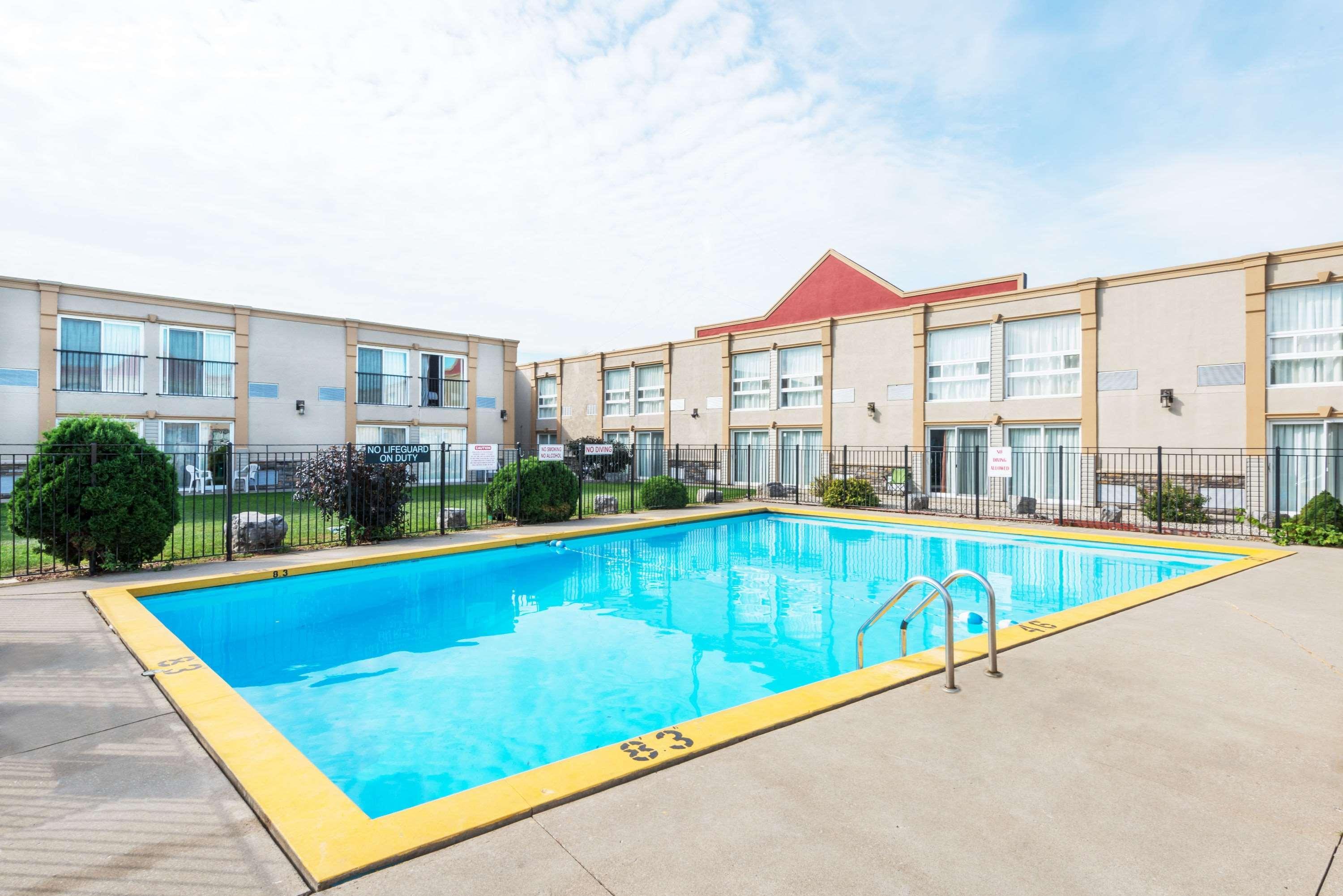 Super 8 By Wyndham Cambridge/Kitchener/Waterloo Area Hotel Екстериор снимка
